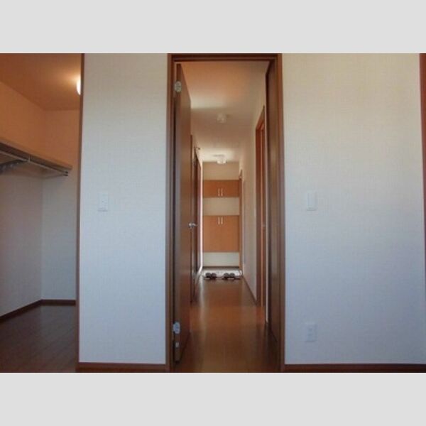 セジュール河原口 ■廊下から玄関方面を撮影しました■