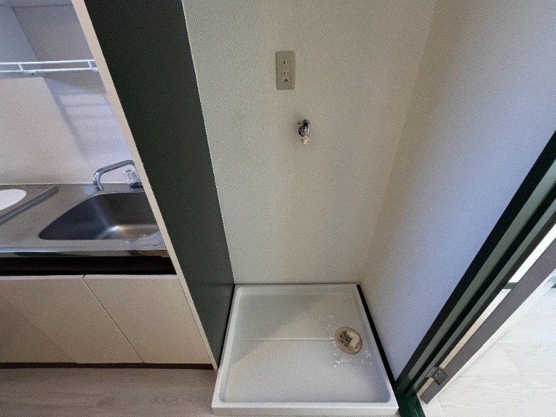 コリーヌ・F1階 ※別号室写真　洗濯機置き場