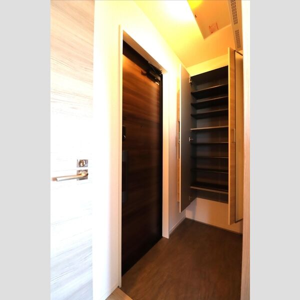 グラナーデ西大泉201号室 玄関