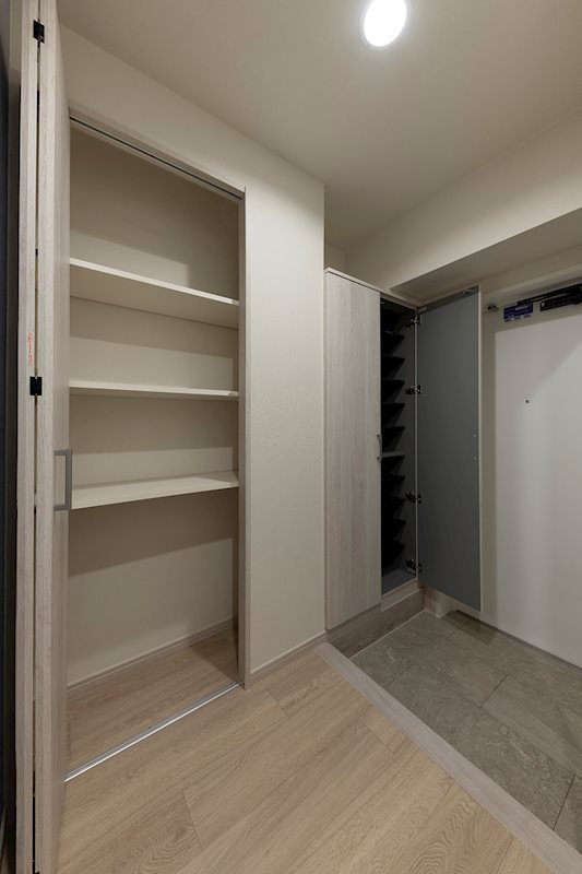 レジディア目白8階 玄関