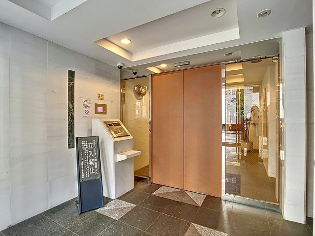 パレステュディオ新宿御苑前6階 エントランス