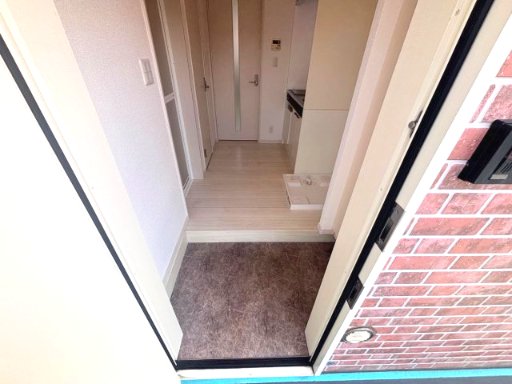 カーサリーラ202号室 玄関