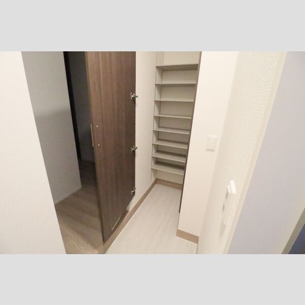 プライムヒル106号室 玄関