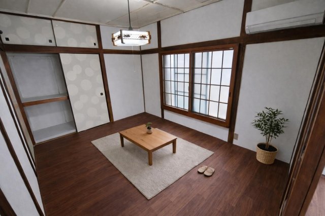 柏市南逆井戸建 1階広い部屋。家族でテレビを見ながら団らん。（イメージ）