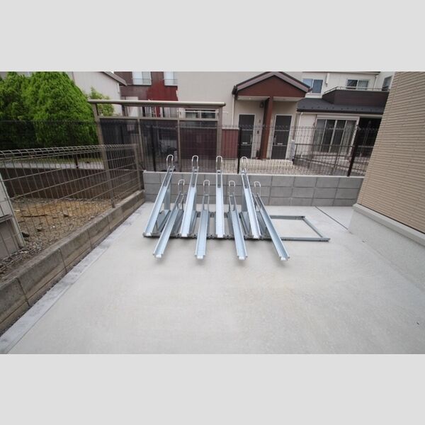 コンフォート北綾瀬203号室 駐輪場