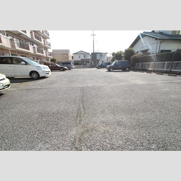 ジャスティス　1番館 駐車場