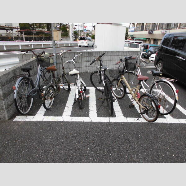 メゾン成田 駐輪場