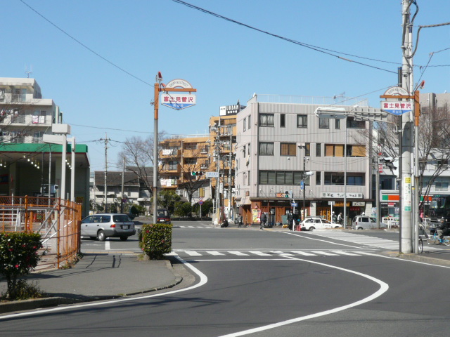 イーストエルズ 交番前まで80ｍ