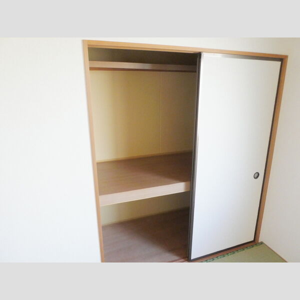 セジュールエメロード 和室押し入れ