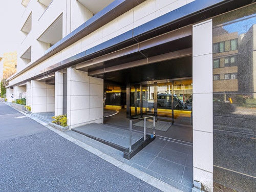 マジェスティハウス新宿御苑パークナード エントランス　※2024年3月撮影