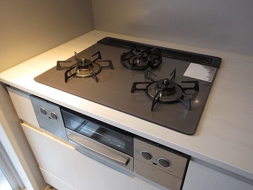 ライオンズ千代田岩本町ミレス 3口ガスコンロ　キッチン　※2023年2月撮影時