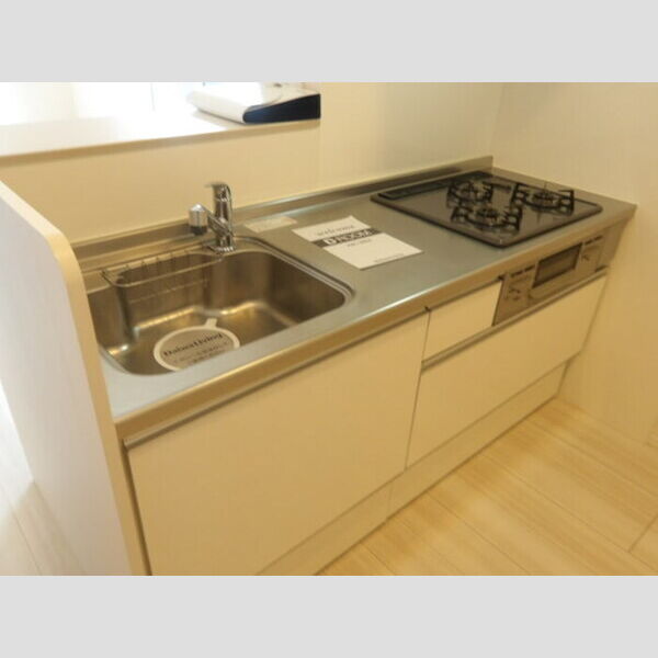 ルミナーレ(大和田新田PJ)303号室 対面式3口ガスコンロ付システムキッチン