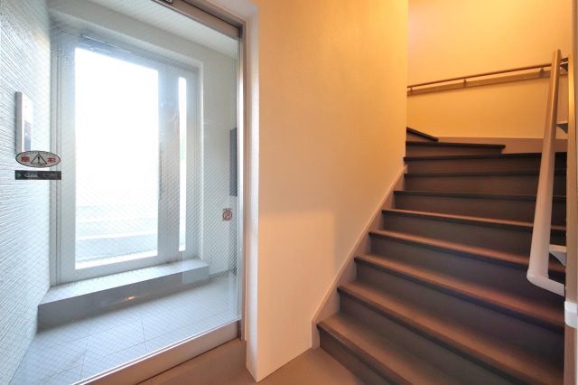 CasaK304号室 入室が外から見えない内階段