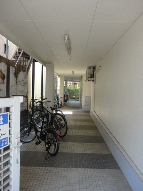 コーポスリーサンズ エントランス