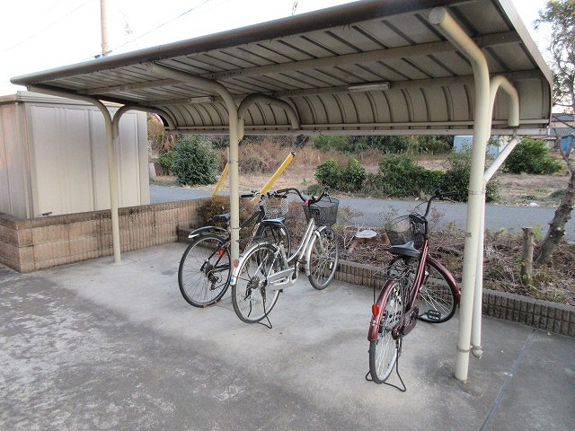 レオパレスブランドミールⅢ207号室 屋根付き駐輪場