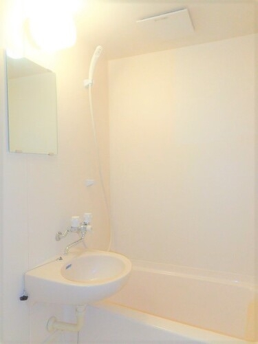 コンフォールハイム2階 ２点UB　※同タイプ別部屋前回募集時2016.2撮影