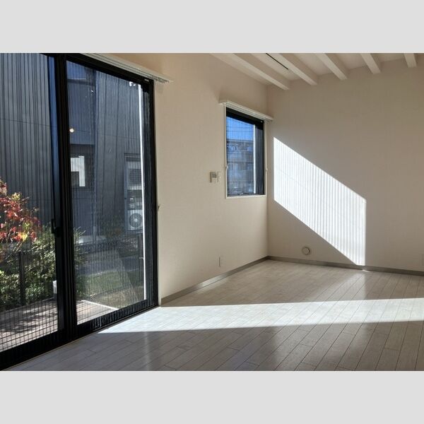 SUCCEED GARDEN　EC-1号室 洋室は可動式収納で区切り2LDKの様にもご利用可能です