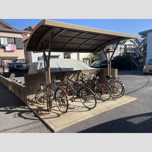 コーポジュネス101号室 駐輪場