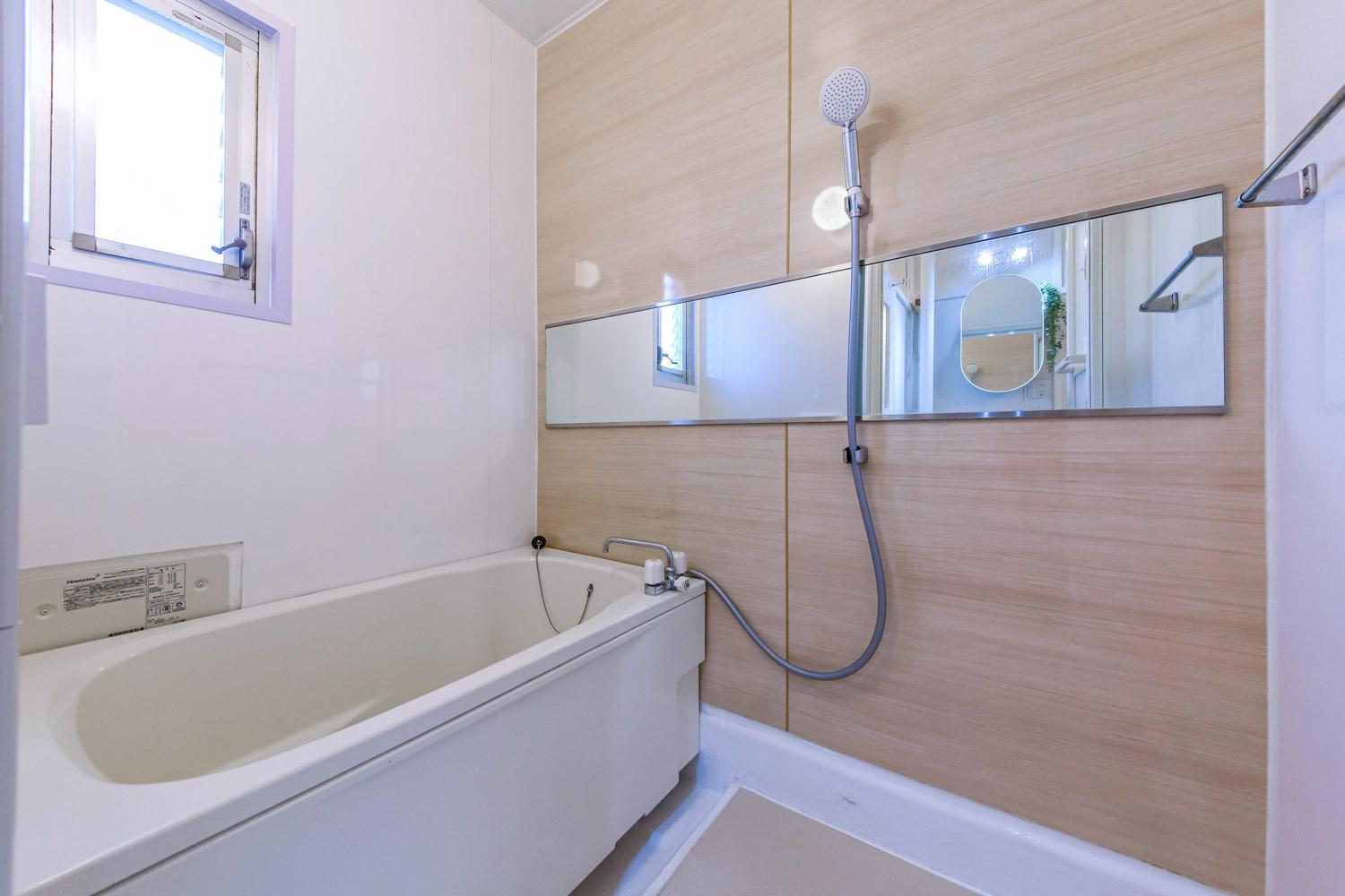 高津団地デザイナーズ物件 追い炊きのできるバスルームは鏡も大きく快適です