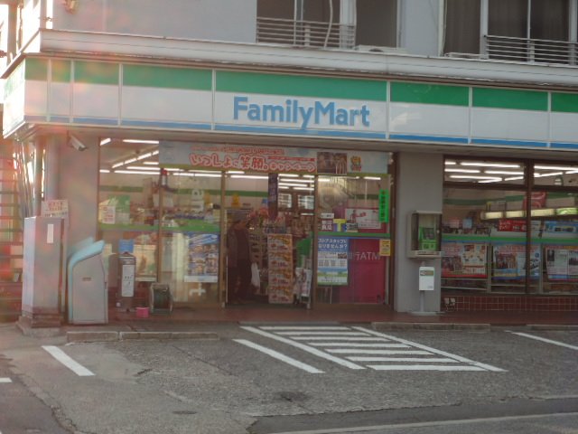 ケイ・フォレスト ファミリーマート調布ケ丘三丁目店まで1,245ｍ