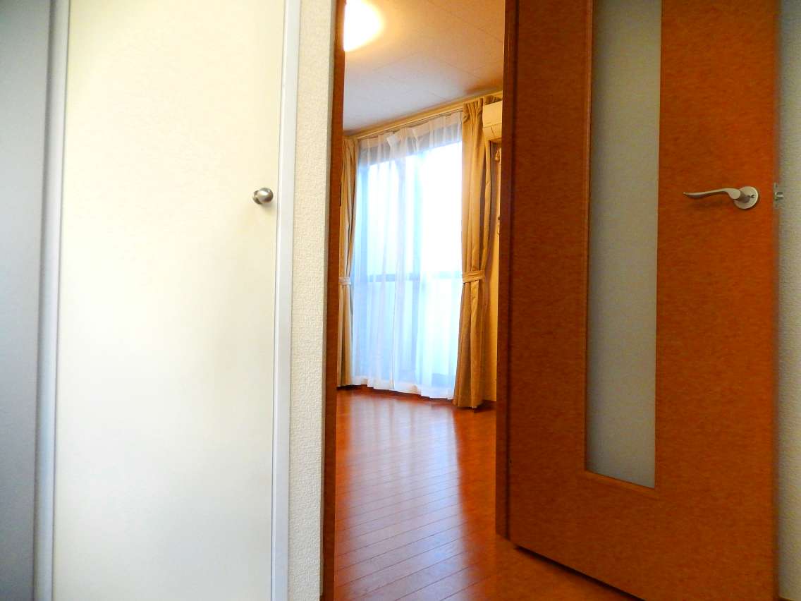 レオパレスラーナ 玄関