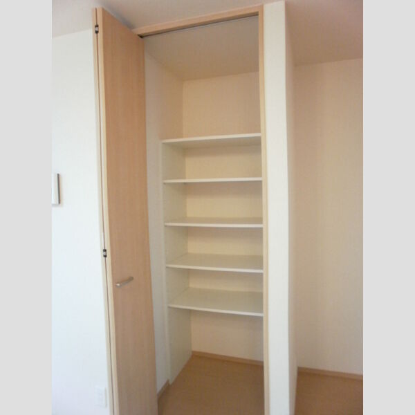 クレストール　北館 キッチン横にも収納あります♪