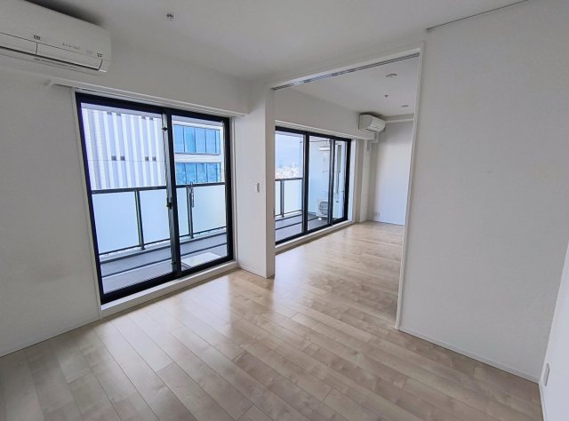 SKY FOREST RESIDENCE スライドドアで仕切り、広い間口が明るい室内