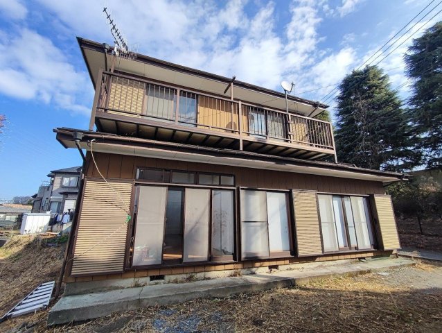 伊勢原石田戸建 家の前に駐車場２台。家もよく見える