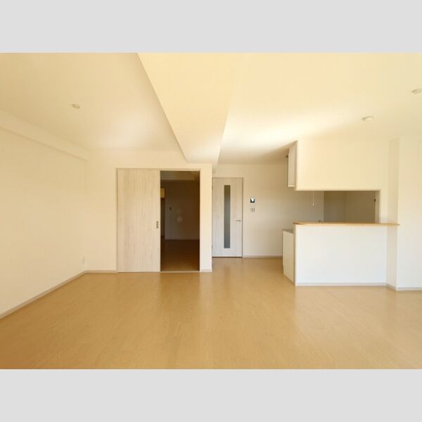 グランヴェールにしすな304号室 LDK18.5帖(別角度)