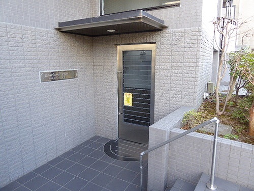 カルトゥーシュ芦花3階 エントランス　※2021年2月撮影