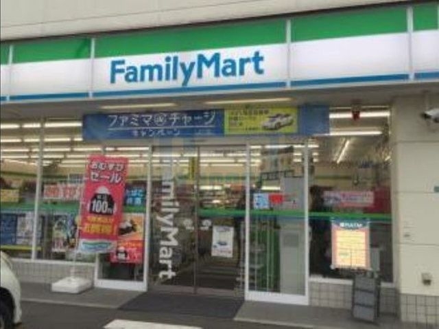 クレアシオン渋谷 【コンビニエンスストア】ファミリーマート 中野弥生町店まで564ｍ
