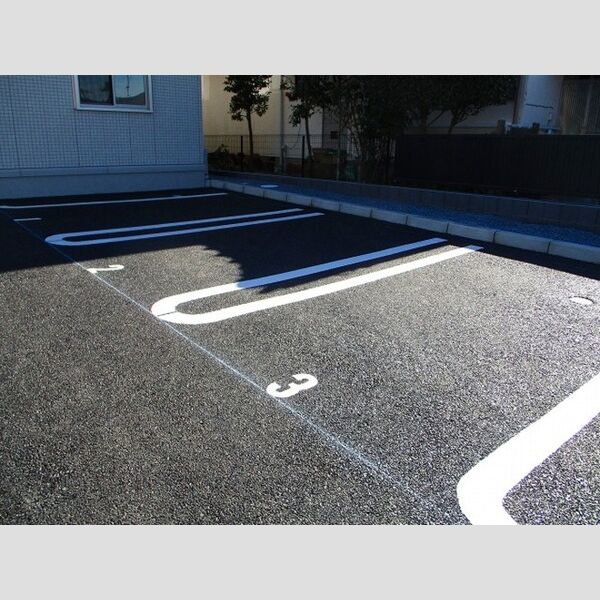 グランツ・シャルロッテ 駐車場