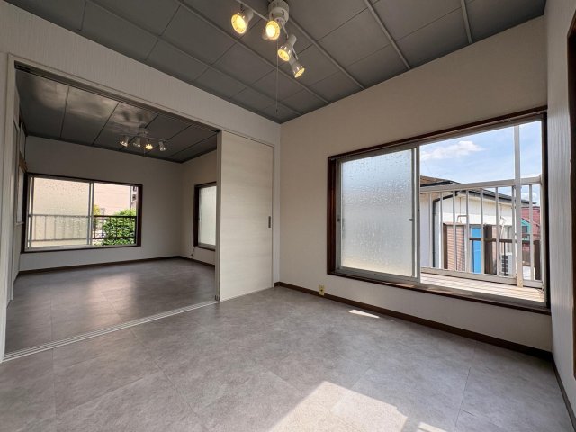 丘の上の、ソレイユと青い空。 ２階は１部屋にも２部屋にも自在に変更可能