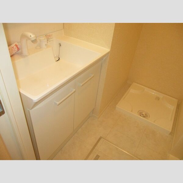 オーフィングⅢ303号室 洗髪洗面化粧台、室内洗濯機置場