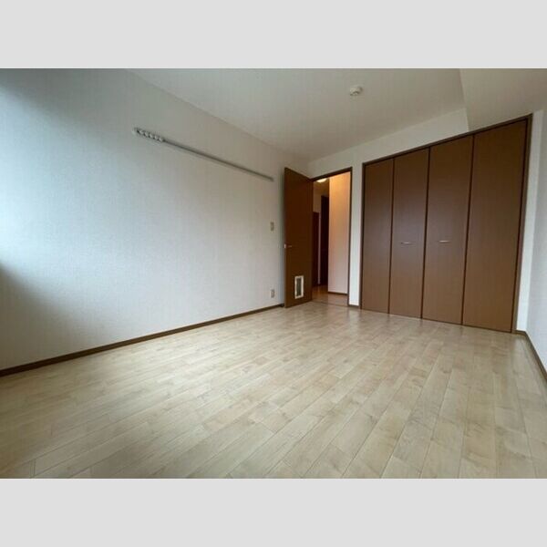 フローラルコート202号室 洋室　6帖