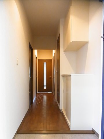シャトー秋葉町 廊下　※別号室の参考写真です(現況優先・仕様違いの場合あり)