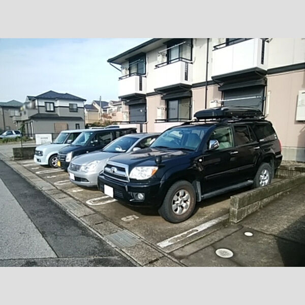 ルミエール末広 駐車場