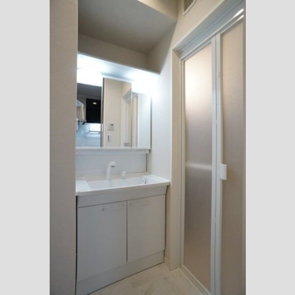 Bequem3201号室 3面鏡のシャンプードレッサー