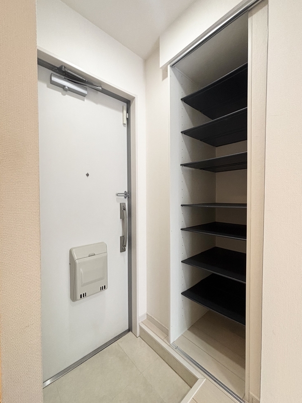 リブリ・み ら い1階 玄関