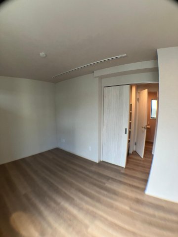 Bellevue石名坂 洋室ではくつろぎ空間を演出可能でキッチンとはドアで区切り