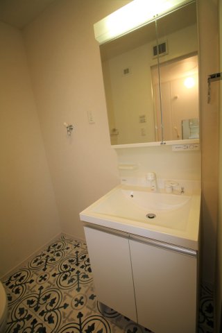 BLOOM 収納たっぷりな洗面化粧台はボウルが広くてシャワーも使いやすい