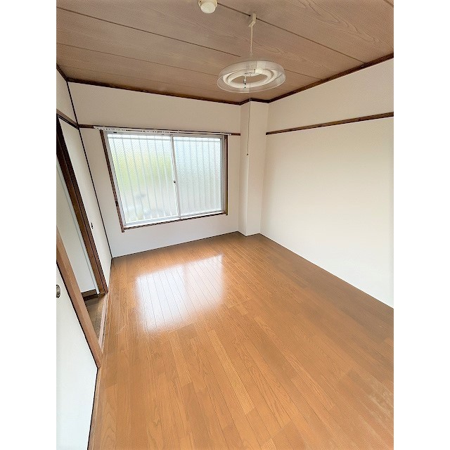 ウモーレ（UMOORE）0101号室 リビング