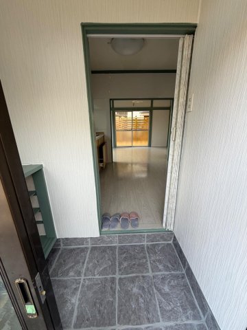 Deck House Yotsuya-Machi レトロで明るい玄関。