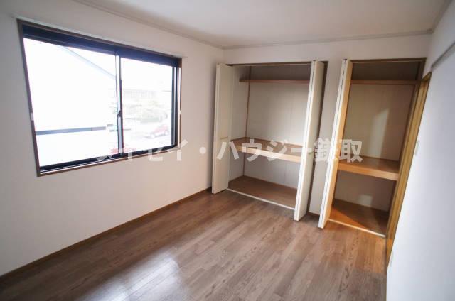 リリーヴィレッジＤ棟D101号室 北側の洋室にも窓&収納ありますよ