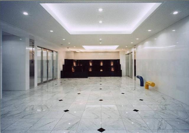 グランド・ガーラ神田12階 白を基調とした綺麗なエントランス