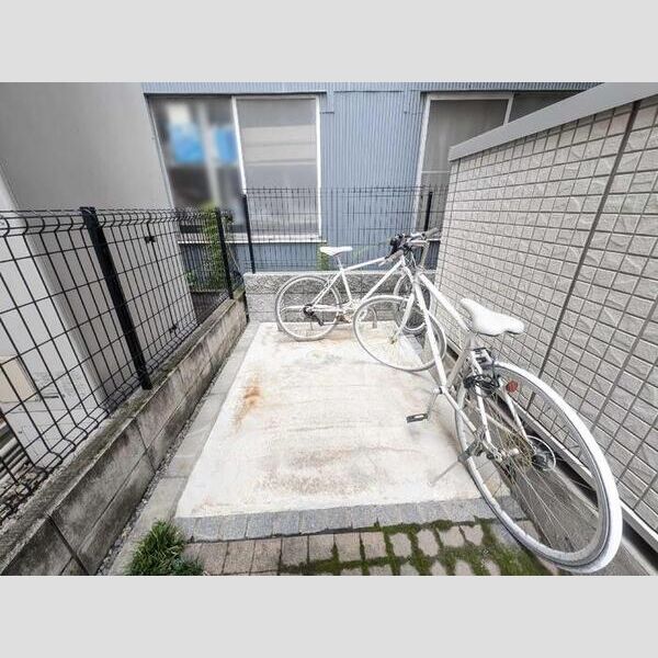 エトワール102号室 駐輪場