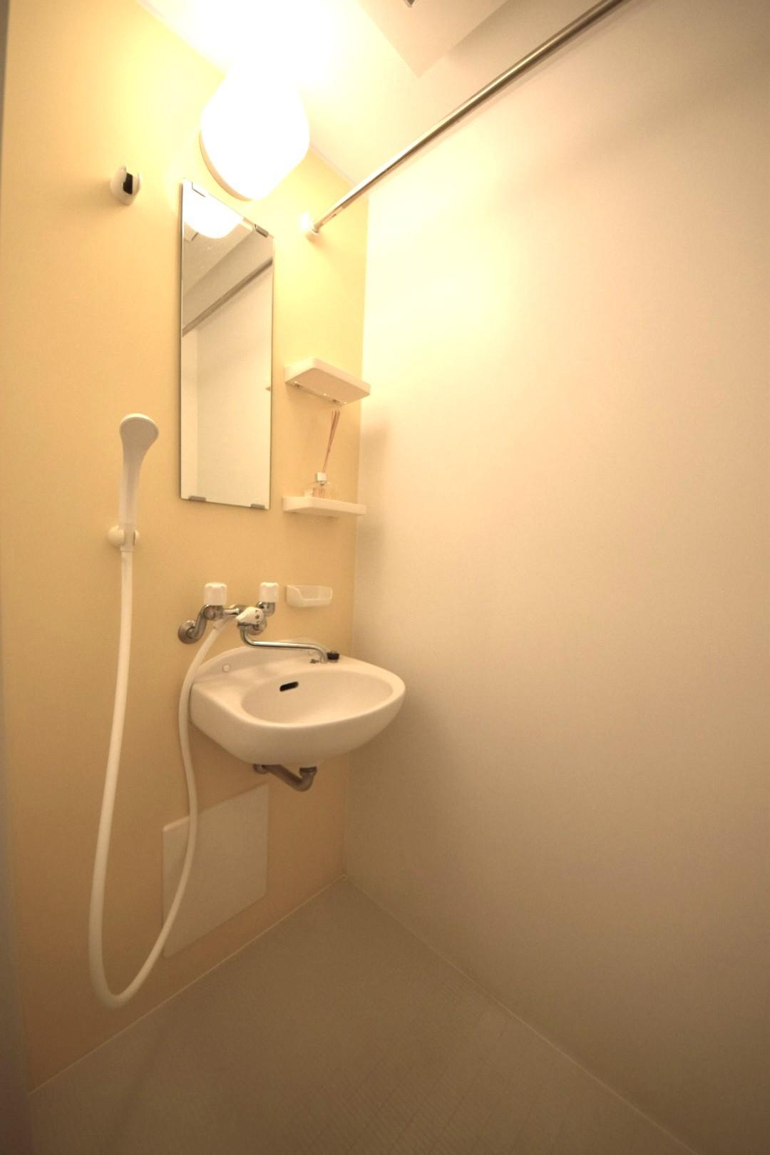 響橋テラス203号室 シャワーの脇には収納もついています。