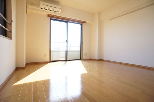 エクセルグランデ高洲0501号室 明るく暖かな色調のフローリング