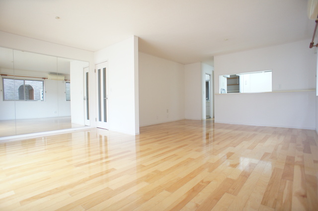 天台５丁目貸家 おしゃれなリビングです