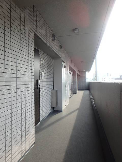 ガーラ・ステーション横濱阪東橋5階 共用廊下にはLED照明を採用♪